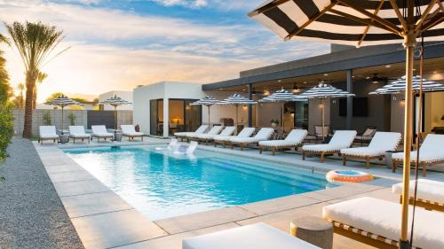 La Quinta House | Polo Villa Aura 2 Homes Pickleball Putting Green Sleeps 32