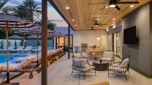 La Quinta House | Polo Villa Aura 2 Homes Pickleball Putting Green Sleeps 32