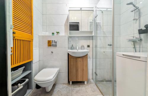 Srodmiescie Apartment | Pomorska Cosy Studio with Mezzanine by BookingHost
