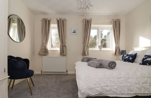 Escrick House | POND VIEW, pet friendly, with a garden in Escrick