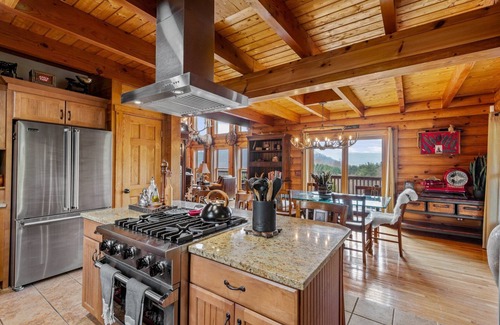 Vilas Cabin | Ponderosa 1887 - 300 degree views, 3 ensuites, hot tub, pool table