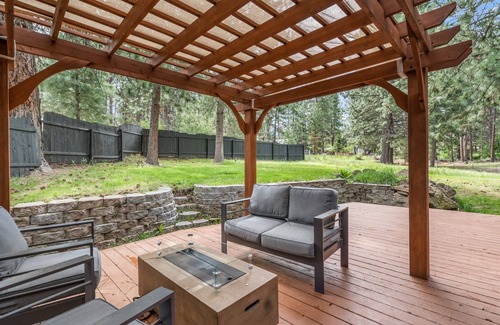 Deschutes River Woods House | Ponderosa Lodge + Bend, OR + Sleeps 10 + Pet Friendly + Large yard + RV parking