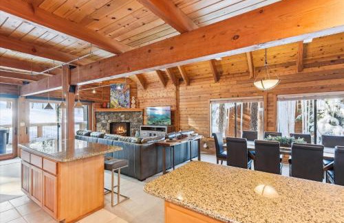 Truckee House | Ponderosa Pines - Custom 3 BR - Pet Friendly Private Hot Tub - Ski Shuttle