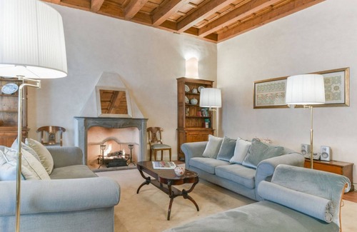 Santo Spirito Apartment | Pontormo large apartment with fireplace in Oltrarno