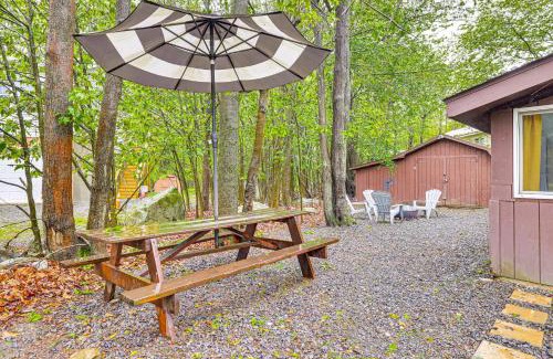 Tobyhanna House | Pool and Lake Access Family Poconos Cabin with Deck