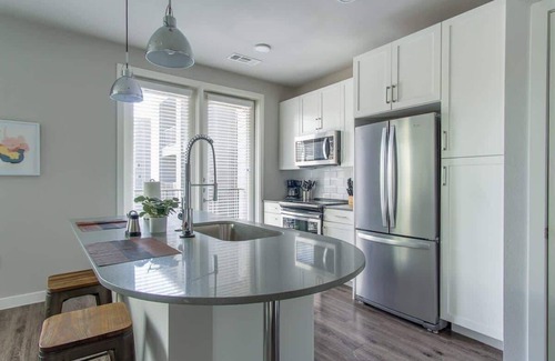 Allen Apartment | Pool + Gym + Parking 1BR King Suite C