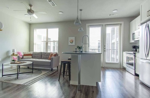 Allen Apartment | Pool + Gym + Parking 1BR King Suite C