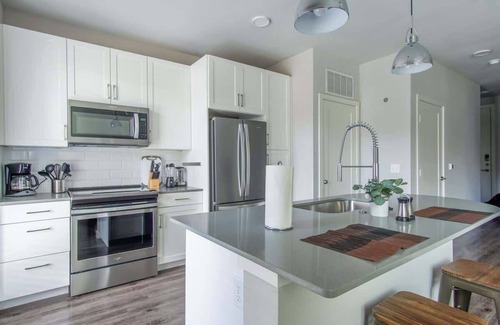 Allen Apartment | Pool + Gym + Parking 1BR King Suite C