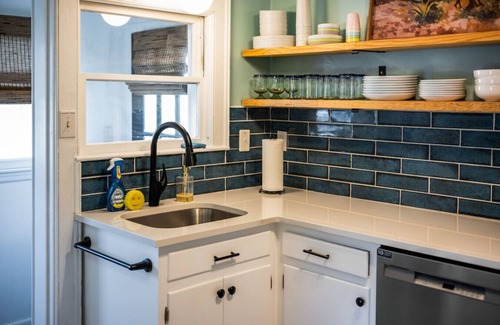 Lynchburg House | POOL + HOT TUB | Quaint Cottage in heart of LYH