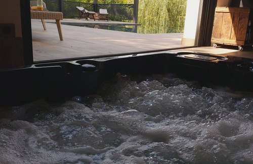 Monteux House | Pool House Avec Piscine et SPA Privés,à 20 km D'avignon, 5 min du Parc Spirou