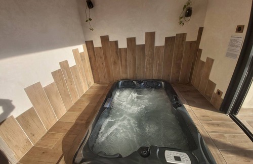 Monteux House | Pool House Avec Piscine et SPA Privés,à 20 km D'avignon, 5 min du Parc Spirou