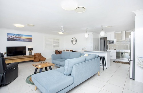 Forster House | Pool house on the canal, private Jetty, Wifi