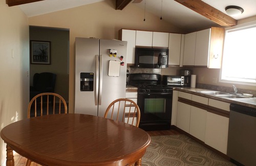 Chalco House | pool & nice S.W. Omaha home! easy access to I-80 hwy