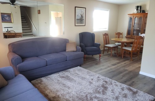 Chalco House | pool & nice S.W. Omaha home! easy access to I-80 hwy