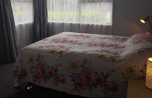 Tauranga House | Pool, sky tv, darts. A great place for families! Not a party house…