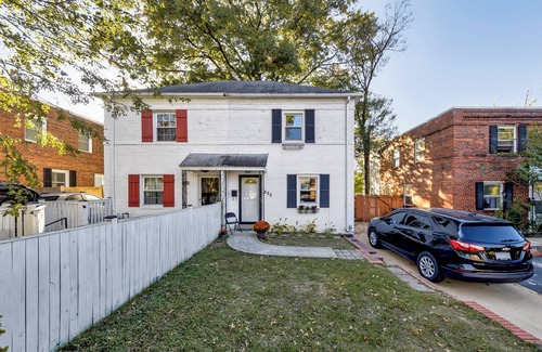 Arlington Heights House | Pool Table, Heated Floors, Parking, Mins to DC, Deck +more