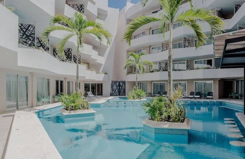 12th Street Condo | Pool View 1 Br. Steps Away from the Beach