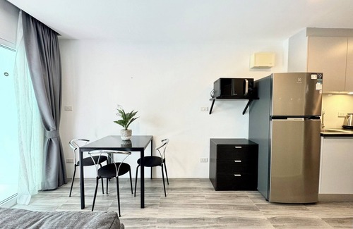 Kram Condo | Pool view 1bdrm, Sofabed, AC, Well equiped kitchenm 2 mins to the beach