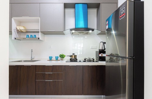 Tanjung Bungah Condo | Pool View 3BR* Walk to SHOPS EAT * AC & Wi-Fi