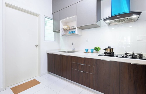 Tanjung Bungah Condo | Pool View 3BR* Walk to SHOPS EAT * AC & Wi-Fi