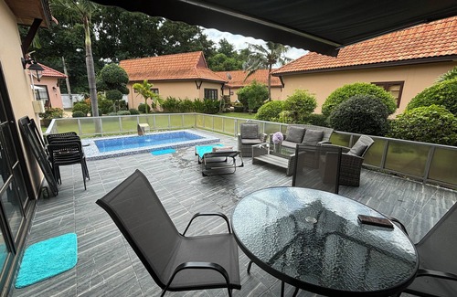 Saen Suk Villa | Pool Villa Palmtree Residence