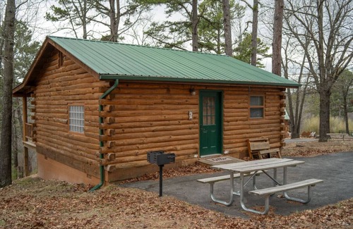 Eureka Springs Cabin | Pool+Wifi+Deck+3mi to Downtown Wild Plum Cabin#2