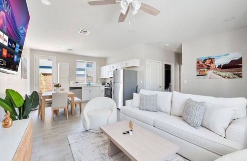 Glendale Apartment | Poolside 2B2B - Comfy Beds & Free Parking