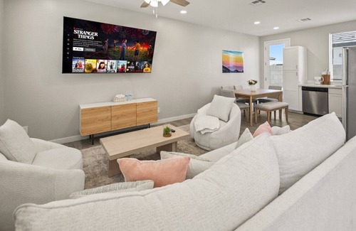 Glendale Apartment | Poolside 2B2B - Comfy Beds & Free Parking