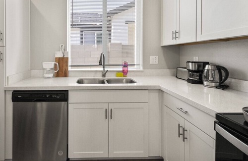 Glendale Apartment | Poolside 2B2B - Comfy Beds & Free Parking