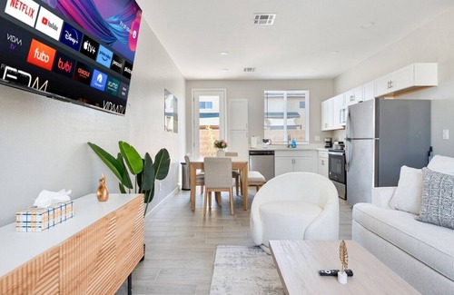 Glendale Apartment | Poolside 2B2B - Comfy Beds & Free Parking