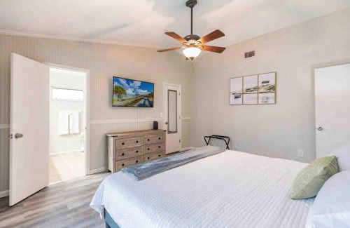 Venice Gardens House | Poolside Oasis-5 miles from Venice Beach