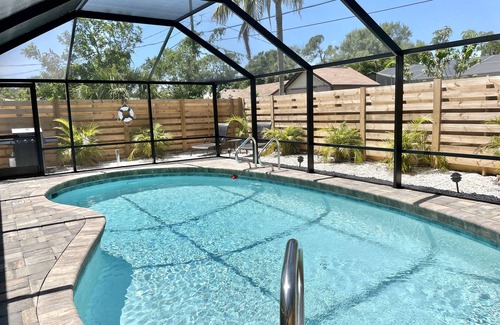 South Venice House | Poolside Retreat- free pool heat-7 min to beach-2 King beds