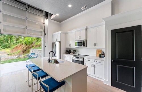 Red Bank House | Pop Art on Hedgewood 4BR Game Room Hot Tub Screened Porch 3 Min to Downtown