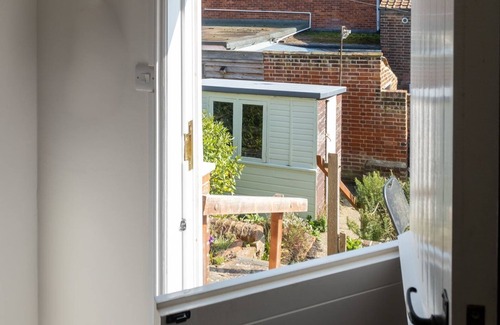 Aldeburgh Cottage | Poppy Cottage - sleeps 2 guests in 1 bedroom