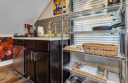 College Station Apartment | Poppy: Quirky, Walk to A&M, Comfy King Bed, Fun Space