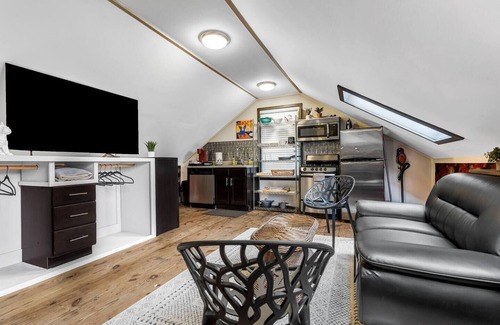 College Station Apartment | Poppy: Quirky, Walk to A&M, Comfy King Bed, Fun Space