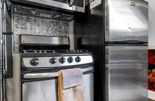 College Station Apartment | Poppy: Quirky, Walk to A&M, Comfy King Bed, Fun Space
