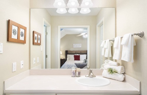 Austin Cottage | ✦Poppy's Place✦ South Austin Guest House