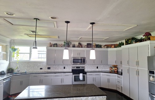 Seguin House | Popular large river home pool, pickelball, basketball, volleyball, nice area