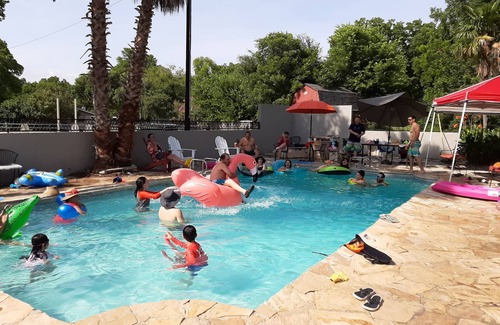 Seguin House | Popular large river home pool, pickelball, basketball, volleyball, nice area