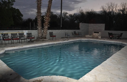 Seguin House | Popular large river home pool, pickelball, basketball, volleyball, nice area