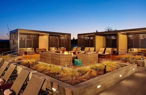 Bend House | POPULAR ~ Resort amenities ~ easy access to Bend + Bachelor ~ hot tub ~ BBQ ~ 🐶