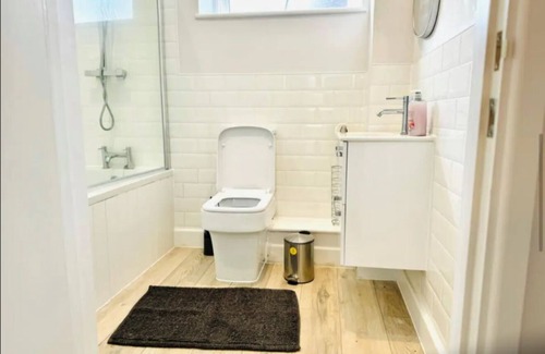 Dover Cabin | Port of Dover Lodge 20 sleeps