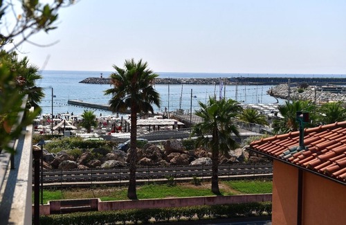 Loano Apartment | Port of Loano very close to the sea private parking