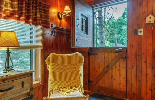 Port Sanilac Cabin | Port Sanilac Log Cabin-Incredibly Cute!