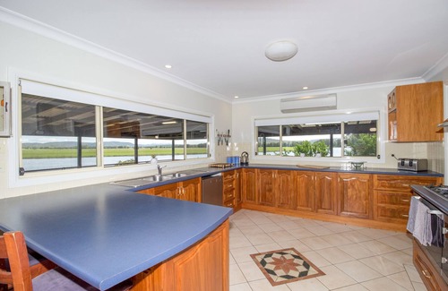 Eagleton House | Port Stephens Waterski Lodge - On the banks of the Williams River
