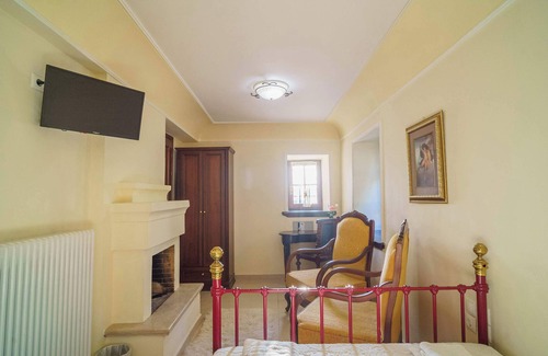 Portaria Bed & Breakfast | Portaria Pool Getaway - Palladio Stone Gem