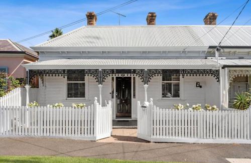 Geelong House | Portia-Close to City Ctre Beach