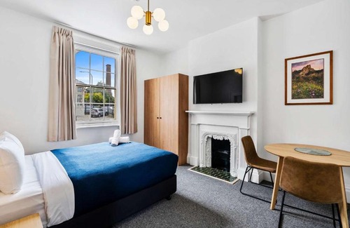 Battery Point Apartment | Portsea Place - Chic queen studio and parking