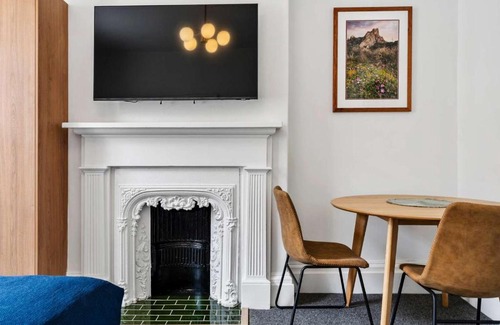 Battery Point Apartment | Portsea Place - Chic queen studio and parking